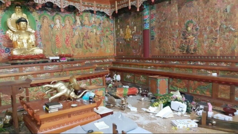    2016년 광신도들에게 공격을 당한 불교 사찰