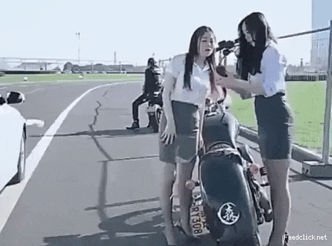 정확히 넣어주는 처자.gif