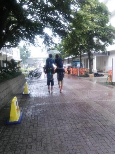 남자 4명이 우산 하나 쓰기.jpg