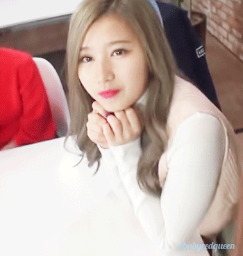 애교부리는 사나.gif