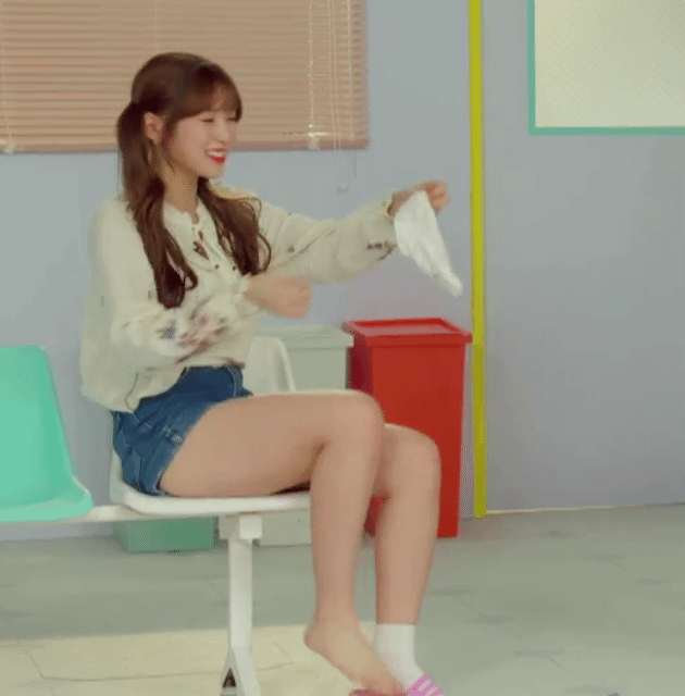 양말 신는 아린이.gif