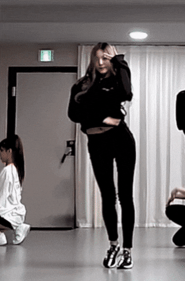 안무 연습하는 장원영.gif