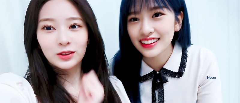 김민주 안유진 투샷 비주얼3.gif