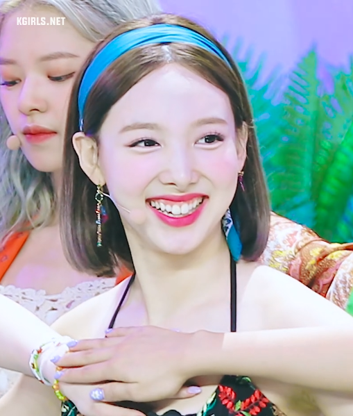 헤어밴드 단발 트와이스 나연.png