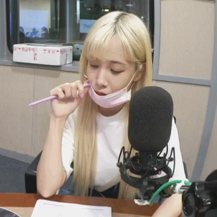 러블리즈 지애의 버릇.gif