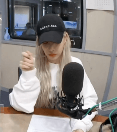 러블리즈 지애의 버릇2.gif