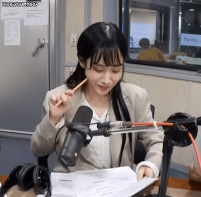 러블리즈 지애의 버릇5.gif
