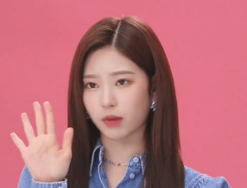 생각만큼 이쁜 아이즈원 김민주.gif