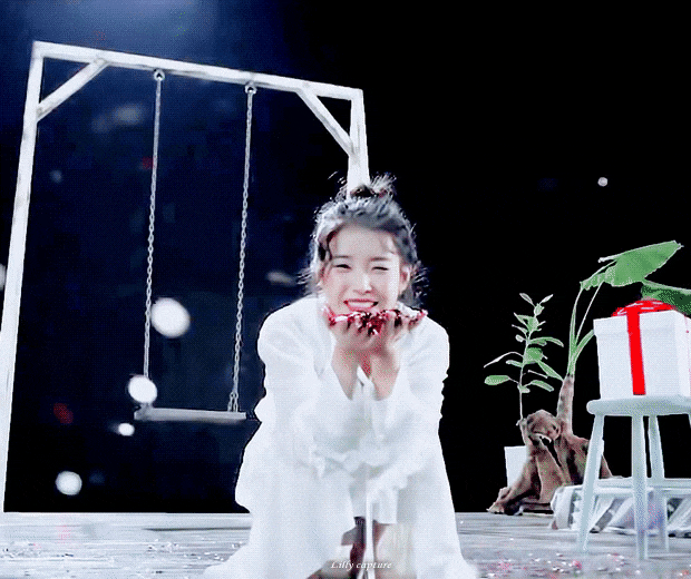 꽃 뿜는 아이유.gif