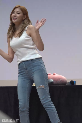 청바지에 흰나시 하영이.png