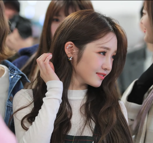 미소 짓는 프로미스나인 지선.png