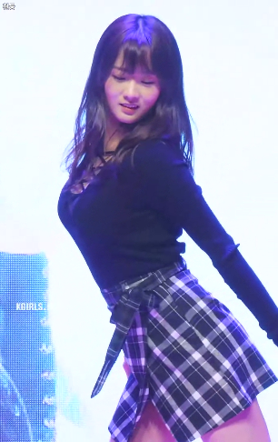 윤보미 검은티 봉긋.png