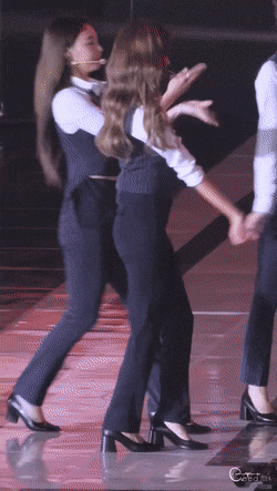 2890293929_GYULIEAP_dcda1468c28a1aedc64a1c6df745c3651fc5b317.gif