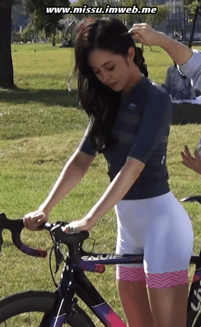 자전거 올라탄 흰색 바이커쇼츠 최설화