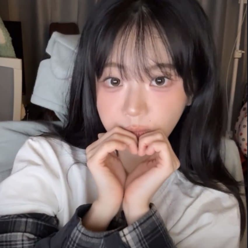 1757512669 (1).jpg QWER 쵸단 라이브 움짤