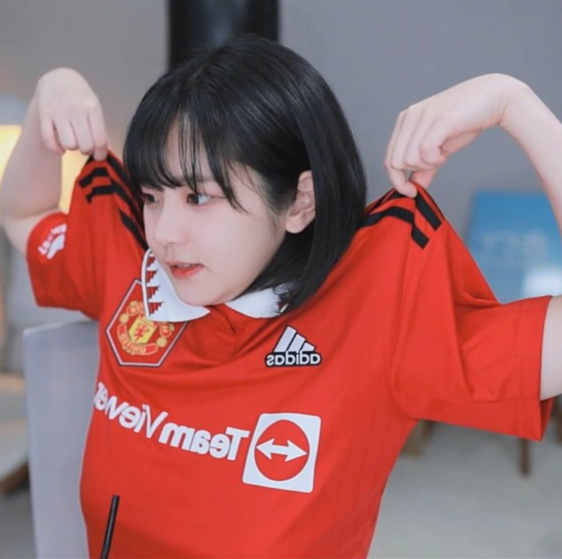 541957ce455e84b3524509b6969cc56a.png 맨유팬 QWER쵸단 맨더비 리액션 (인스타공채)
