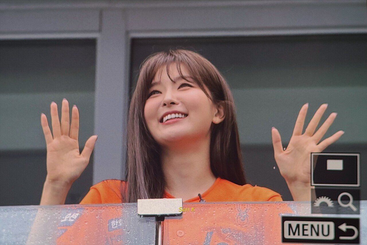 20250928_225729.jpg 오늘 한화시구 우취로 시구 취소된 레드벨벳 슬기