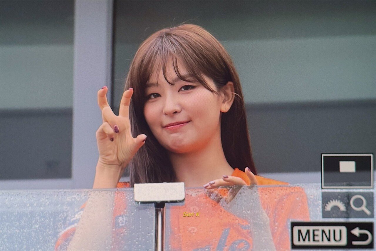 20250928_225932.jpg 오늘 한화시구 우취로 시구 취소된 레드벨벳 슬기