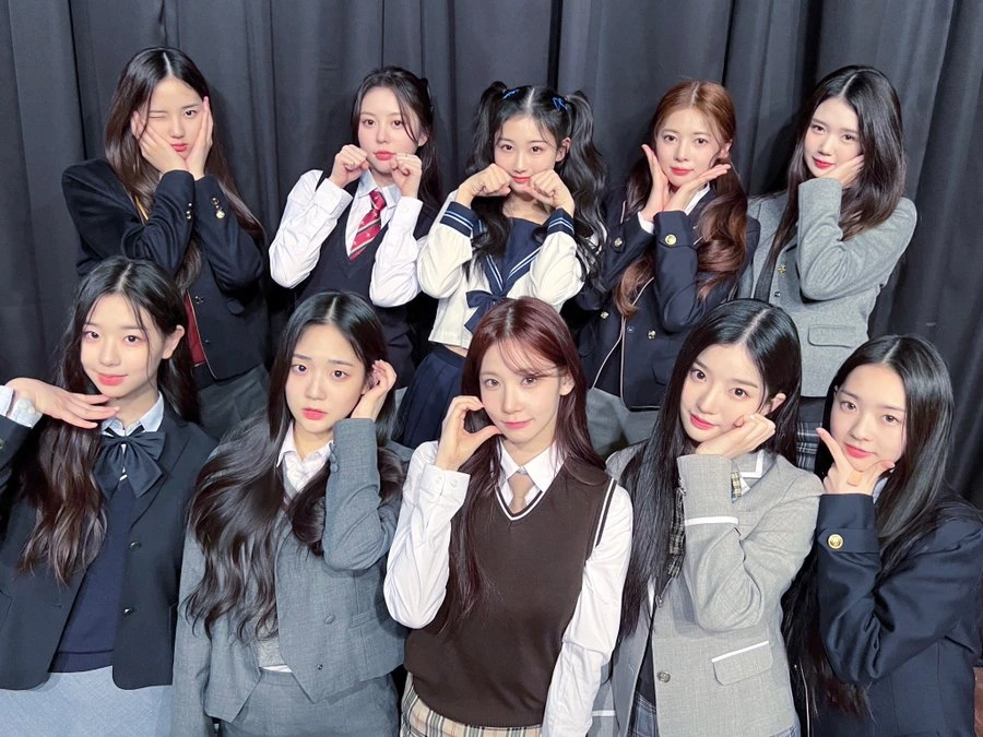 image.png 실제 자기 학교 교복 입고 무대에 선 걸그룹.gif
