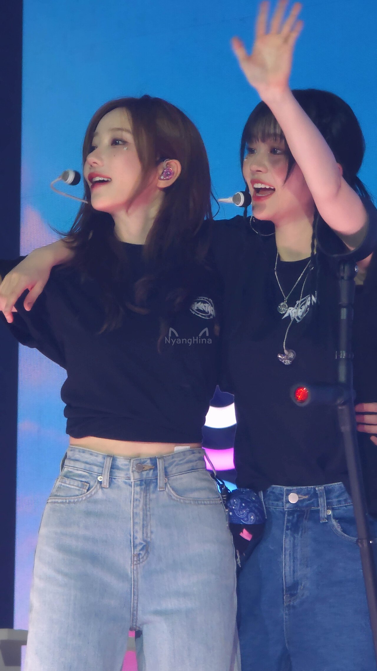 20251005_194038.mp4_20251006_004203.889.jpg QWER 월드투어 엔딩 무대인사 직찍