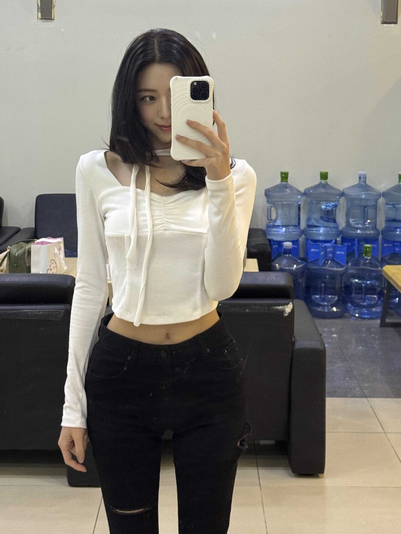 32d6160da3c491275bd5bcae8d602f59.jpg 어제자 유나 바지 핏