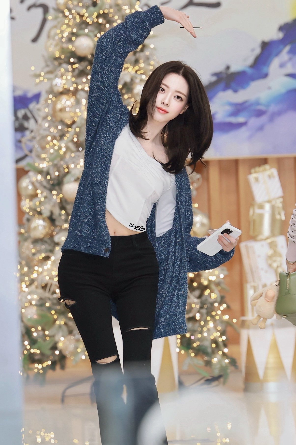 7a140941e32fde08cf7f3974b935b224.jpg 어제자 유나 바지 핏