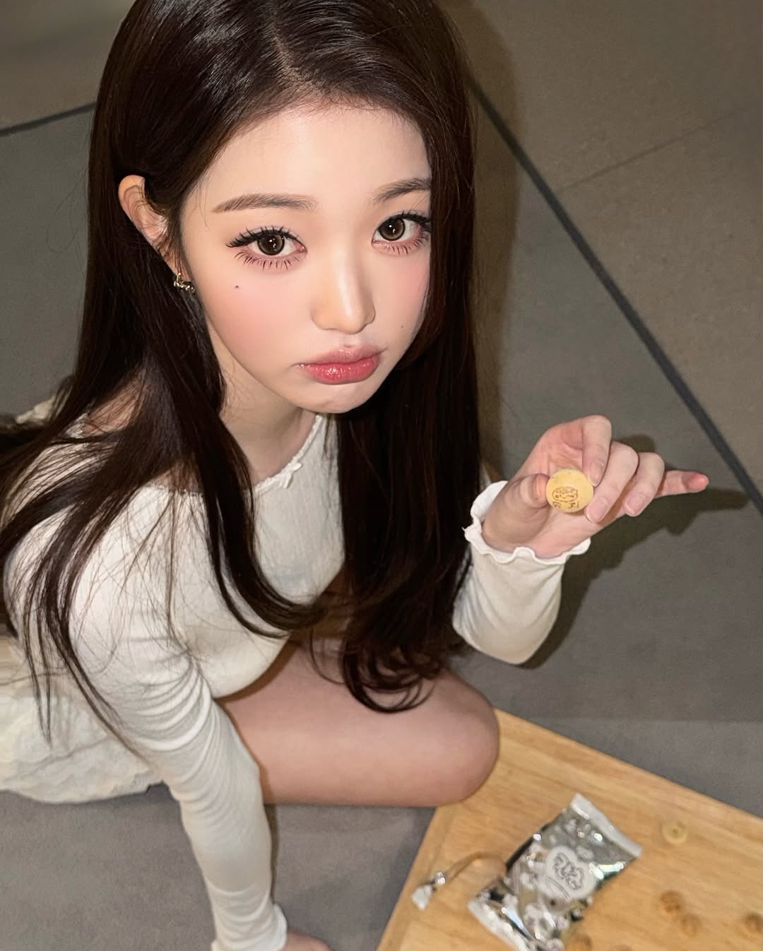 칸쵸 들고 사진찍은 장원영