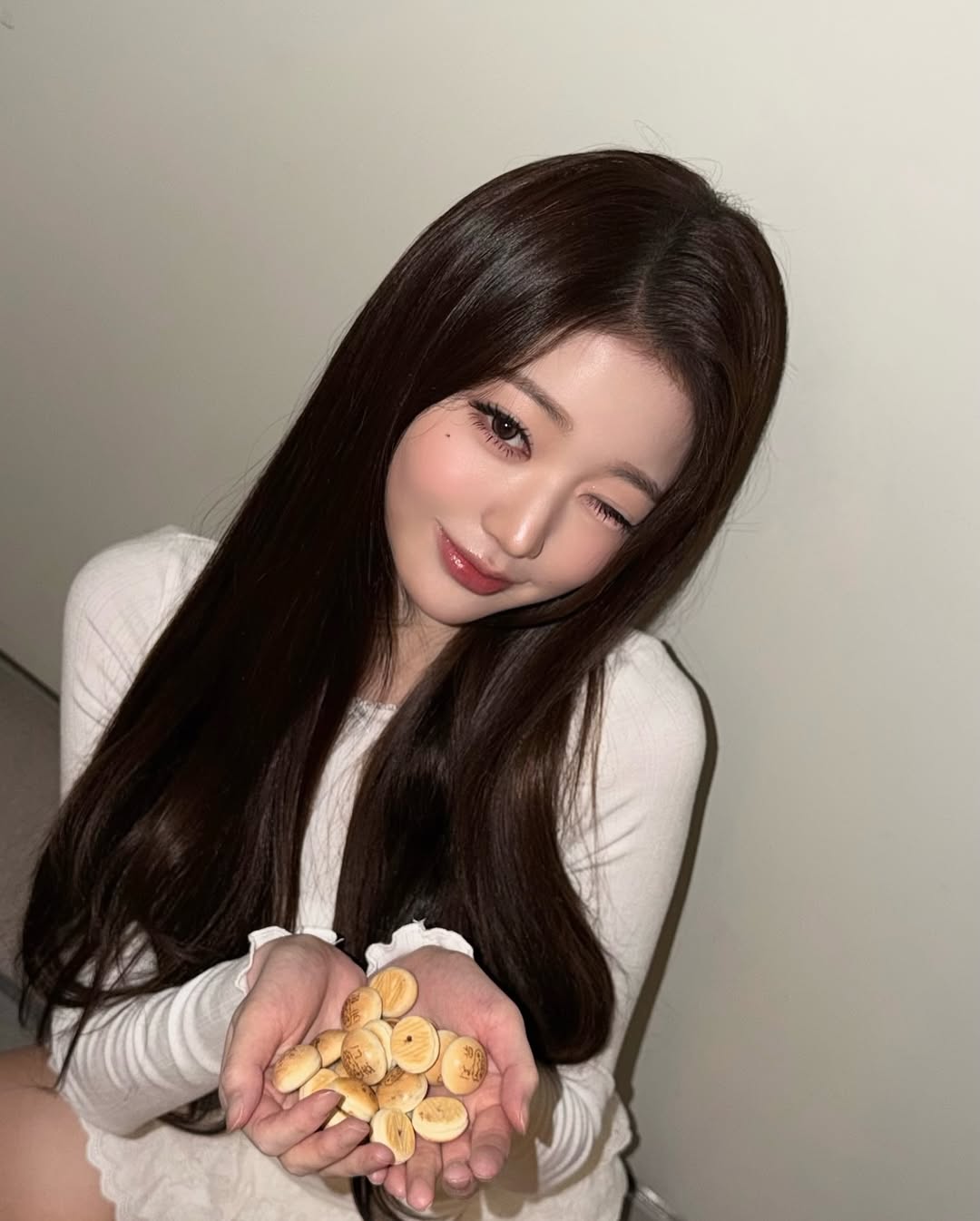 칸쵸 들고 사진찍은 장원영