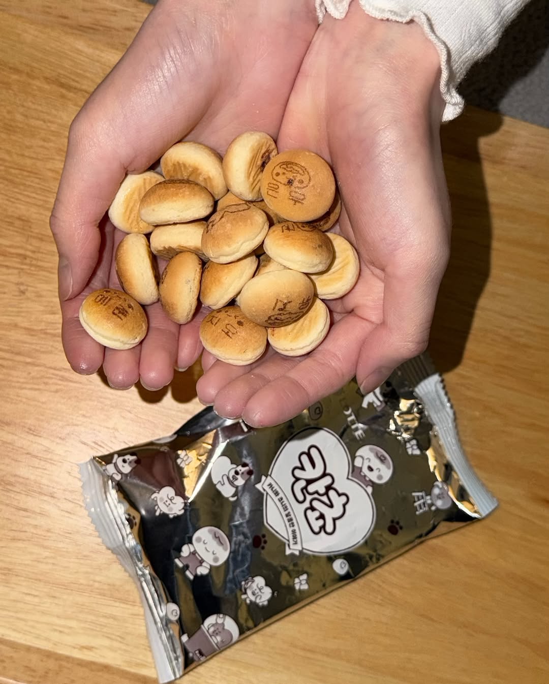 칸쵸 들고 사진찍은 장원영