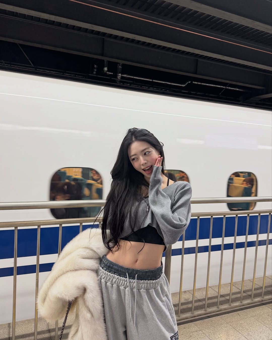 ITZY 유나 골반 라인
