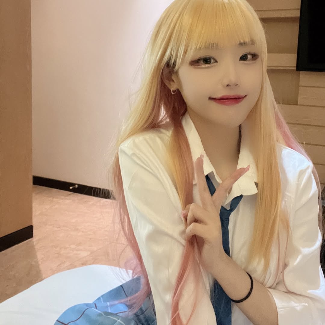 Marin Kitagawa#sonobisquedollwakoiwosuru #marinkitagawa #cosplay (6).jpg 키타가와 마린 코스프레한 QWER 히나