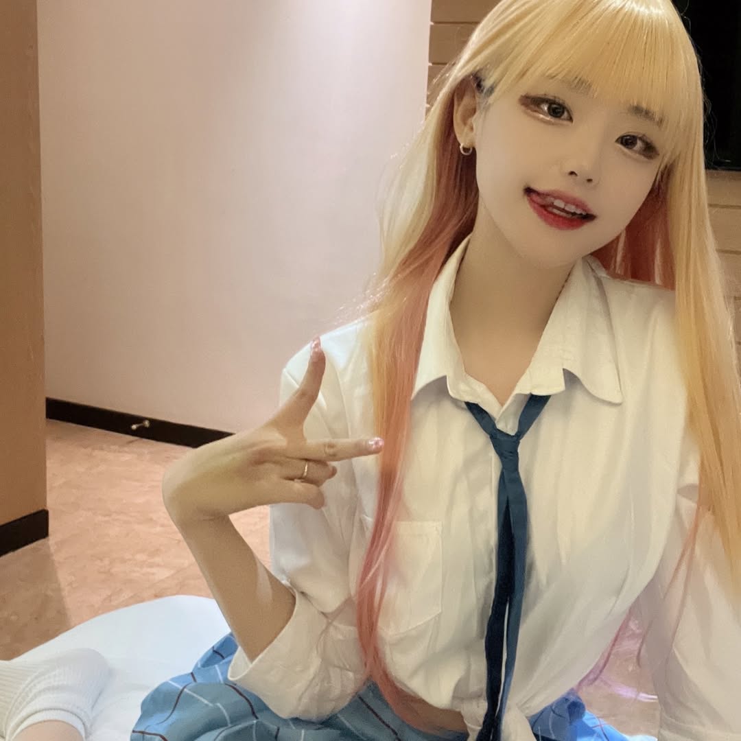 Marin Kitagawa#sonobisquedollwakoiwosuru #marinkitagawa #cosplay (7).jpg 키타가와 마린 코스프레한 QWER 히나