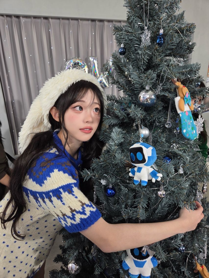 33428955_ymsxQujn_CWeHqMF89Y7hNPaO.jpeg 플스 촬영하는 QWER 히나 (with. 행복해져라)