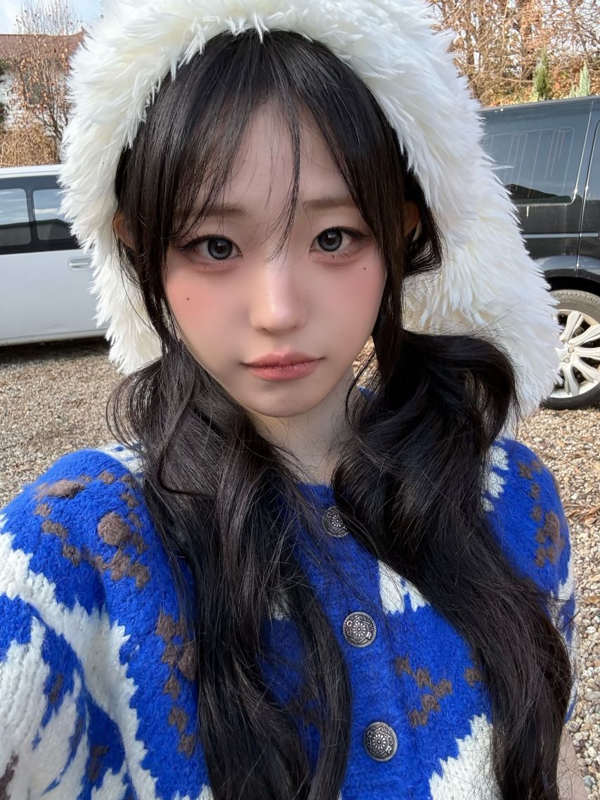 33428955_6ytwSKlz_hrP8oLupfbgU03Nv.jpeg 플스 촬영하는 QWER 히나 (with. 행복해져라)