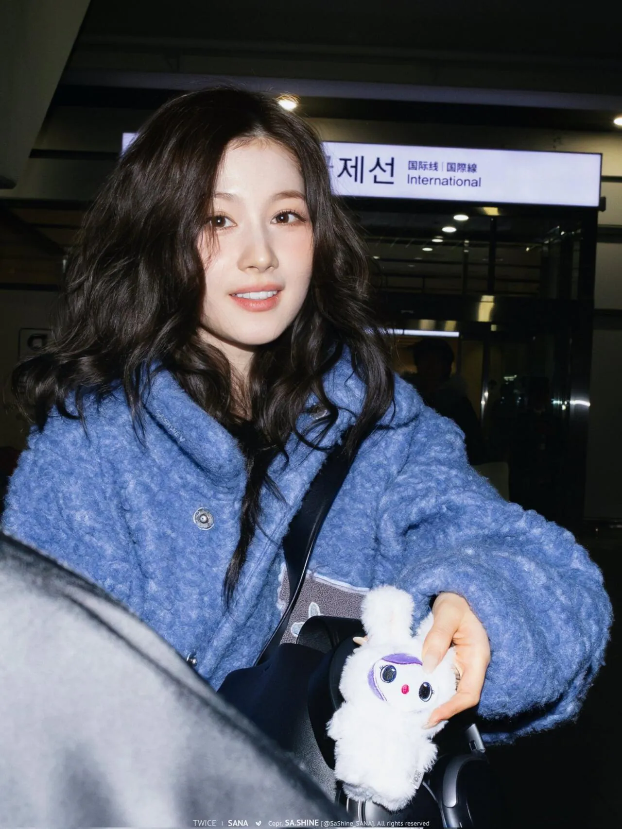 HAzfs3iagAAP2zr.jpeg 가방 키링 자랑하는 트와이스 사나