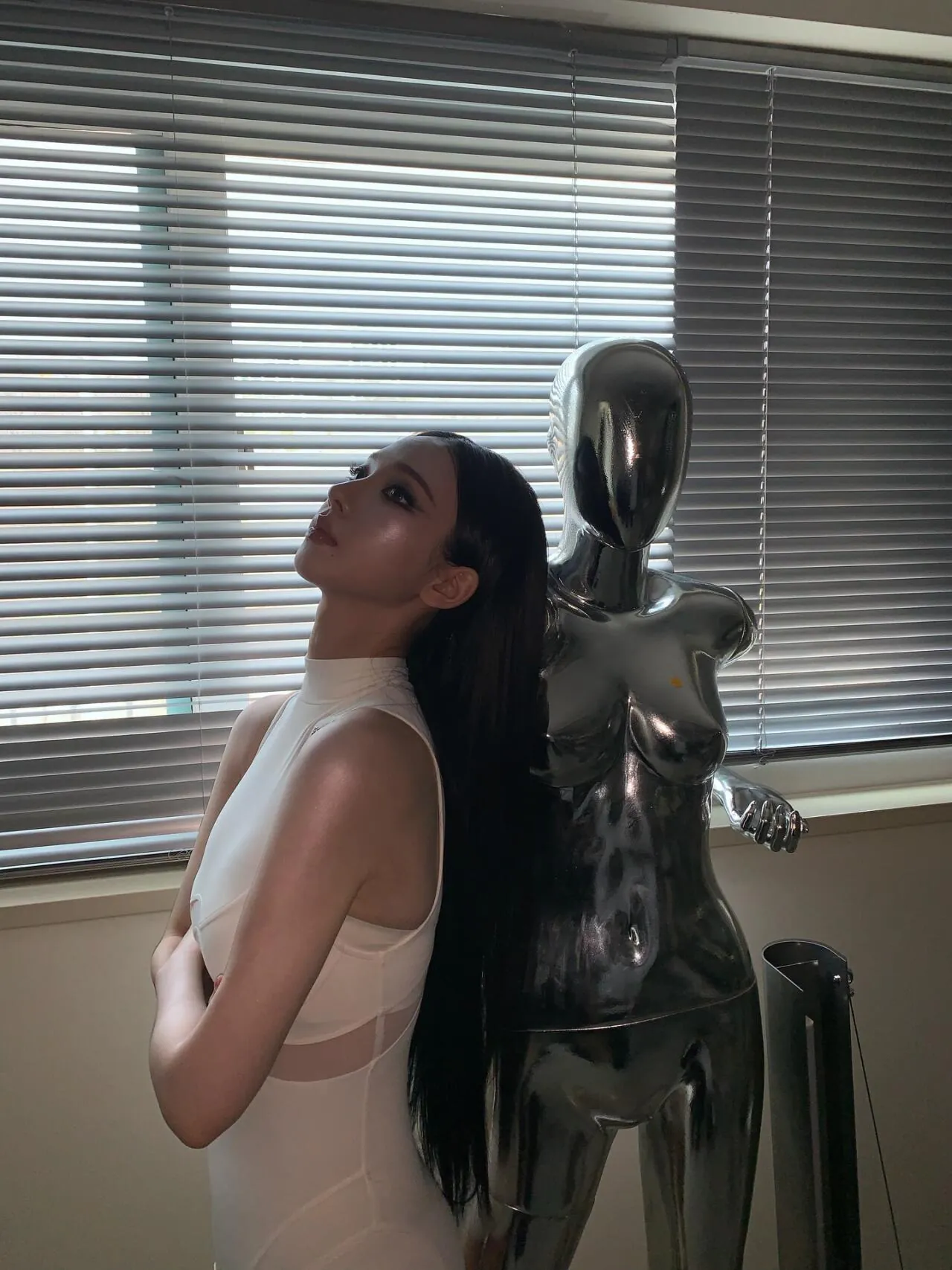 katarinabluu_20260427_p_3884496011671143252_4_3884495667032285942.jpg 오늘자 카리나 바디수트 ㄷㄷㄷ.jpg