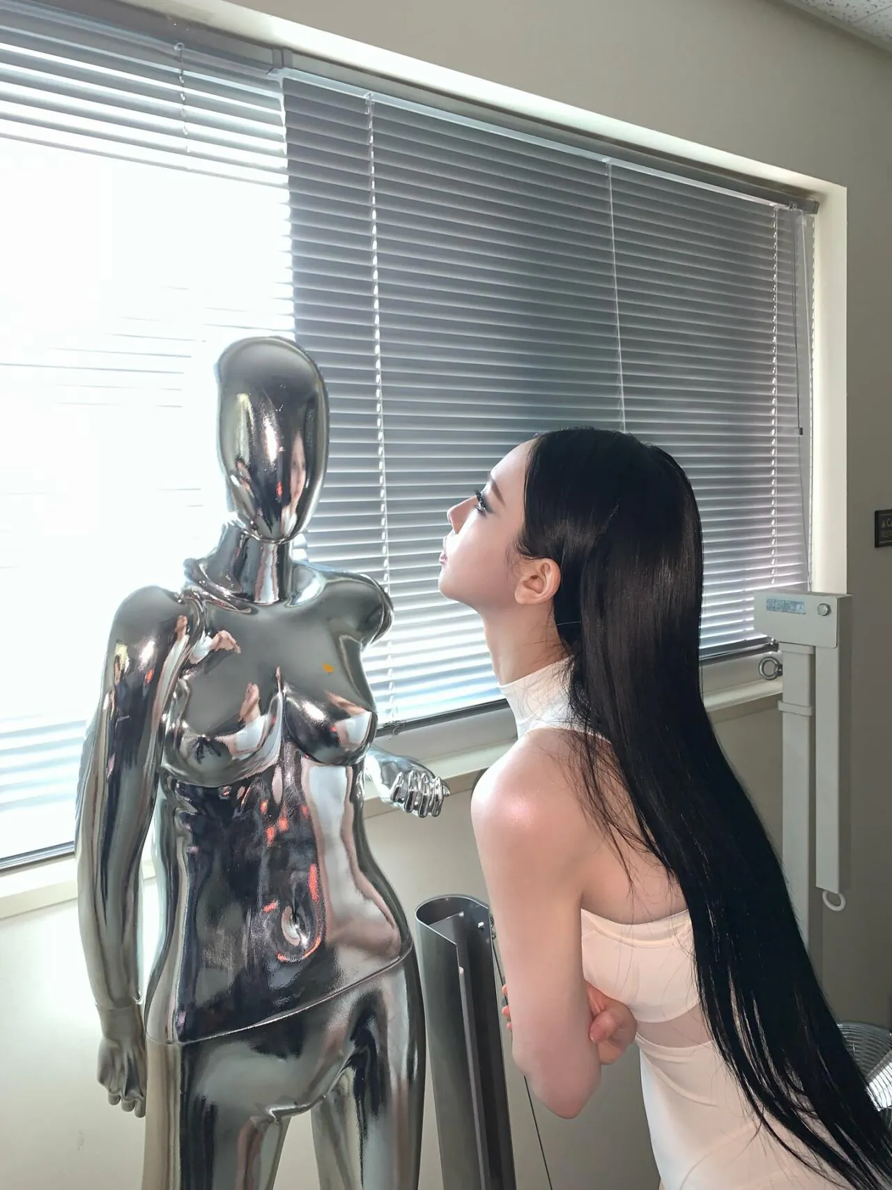 katarinabluu_20260427_p_3884496011671143252_1_3884495680177238539.jpg 오늘자 카리나 바디수트 ㄷㄷㄷ.jpg