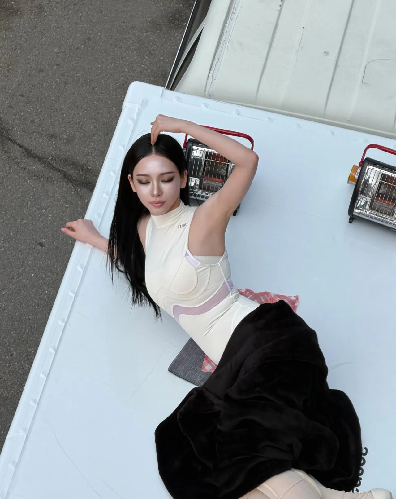 katarinabluu_20260427_p_3884498064220887815_8_3884497977372324406.jpg 오늘자 카리나 바디수트 ㄷㄷㄷ.jpg