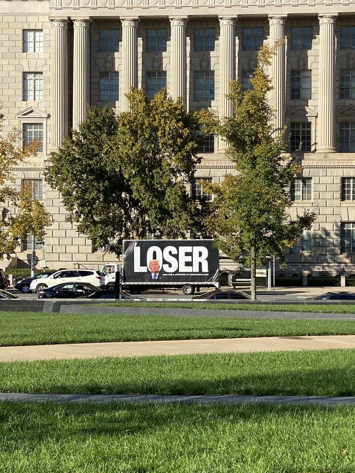 백악관 주변을 돌고있는 트럭