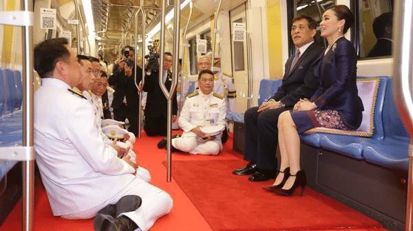 최근 지하철 타고 민심 달래기 나선 태국 국왕과 왕비