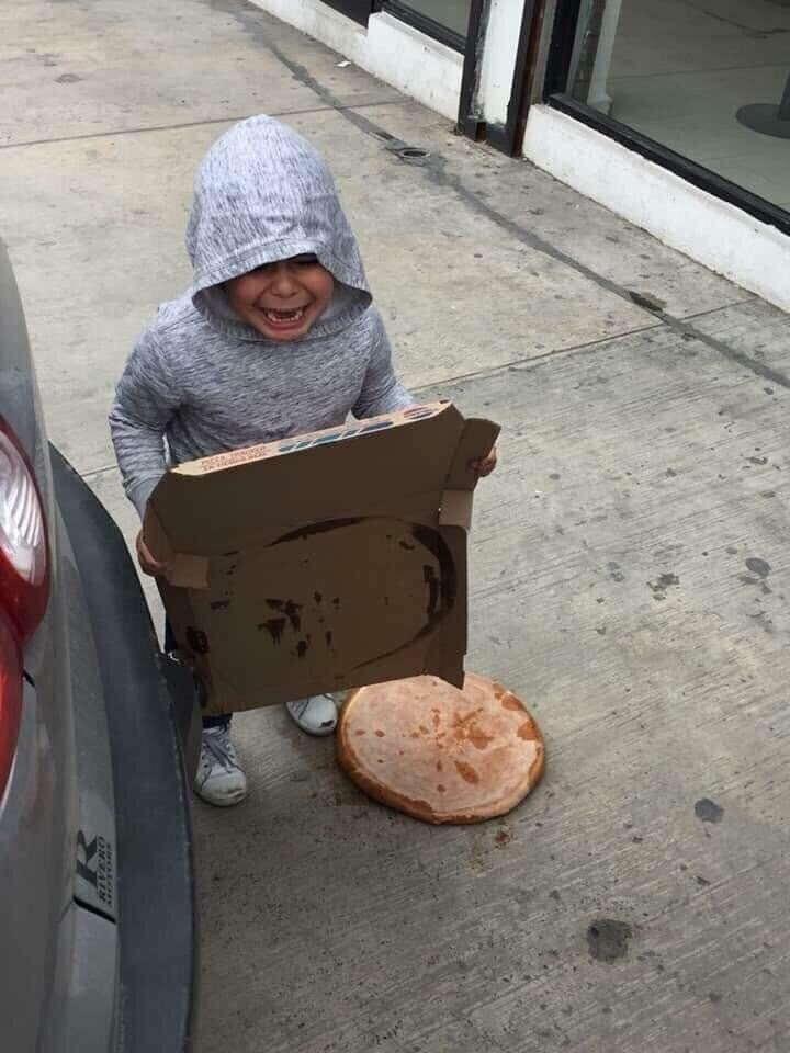 피자에 오열하는 아이