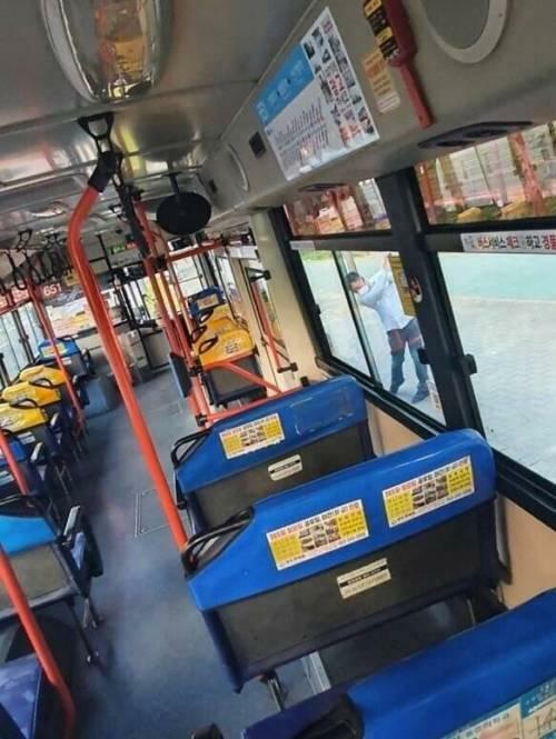 버스에 혼자 있는 디씨인