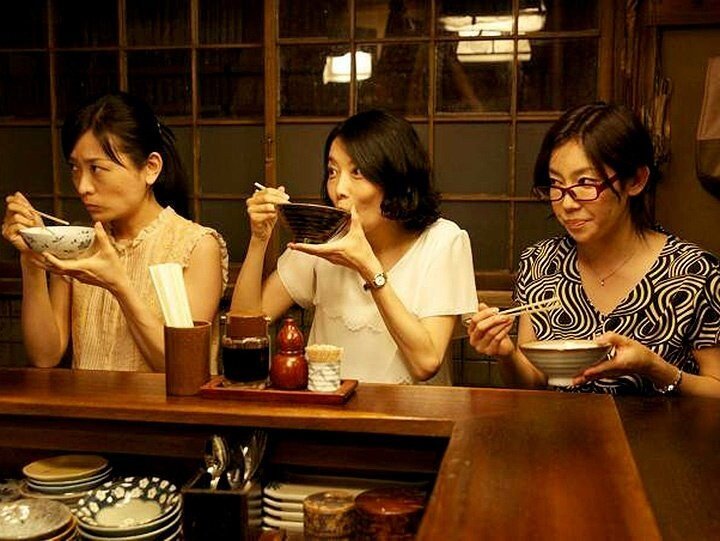 한국은 왜 일본처럼 국그릇을 들고먹지않나요?