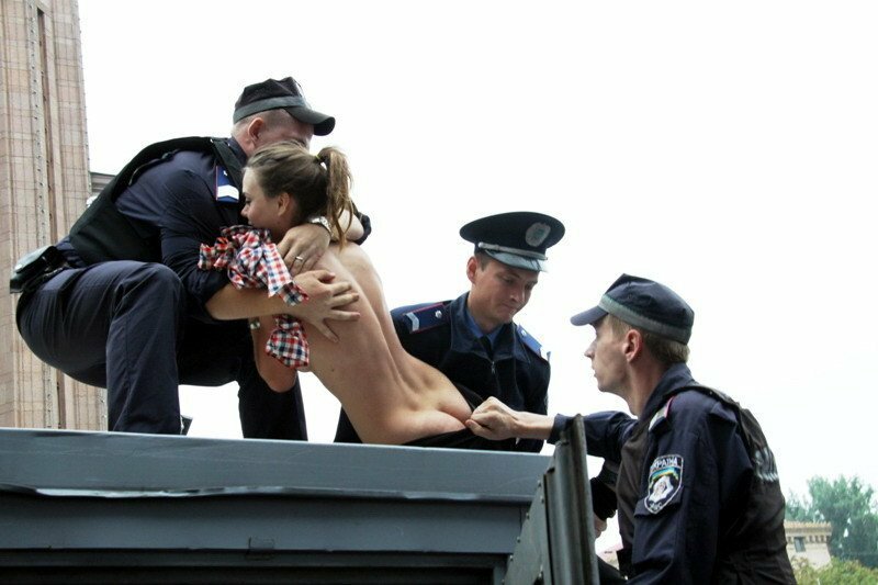 후방) 노브라 시위녀를 검거하는 경찰
