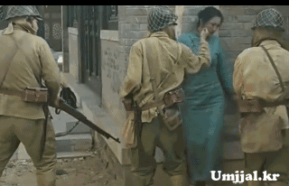 군인 3명을 순식간에 제압하는 여성