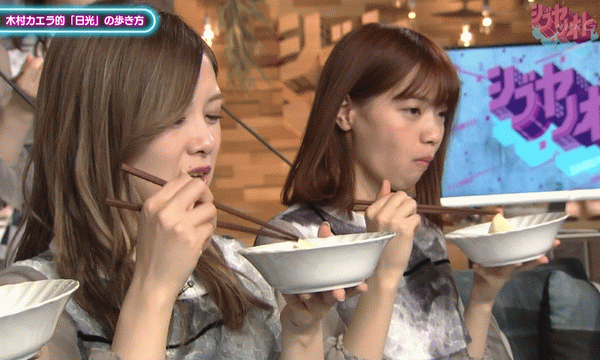 일본인 김치찌개 먹는모습. 한국인과의 차이.jpg