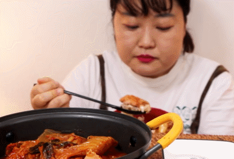 일본인 김치찌개 먹는모습. 한국인과의 차이.jpg
