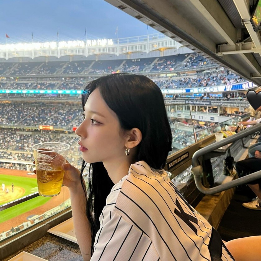 양키스 스타디움에서 맥주 먹는 카리나