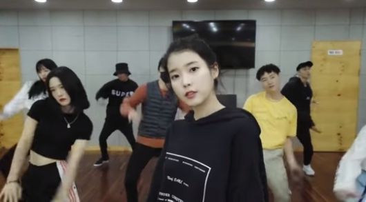    “인형이 춤추는 줄”…아이유 ‘삐삐’ 안무 연습현장 공개