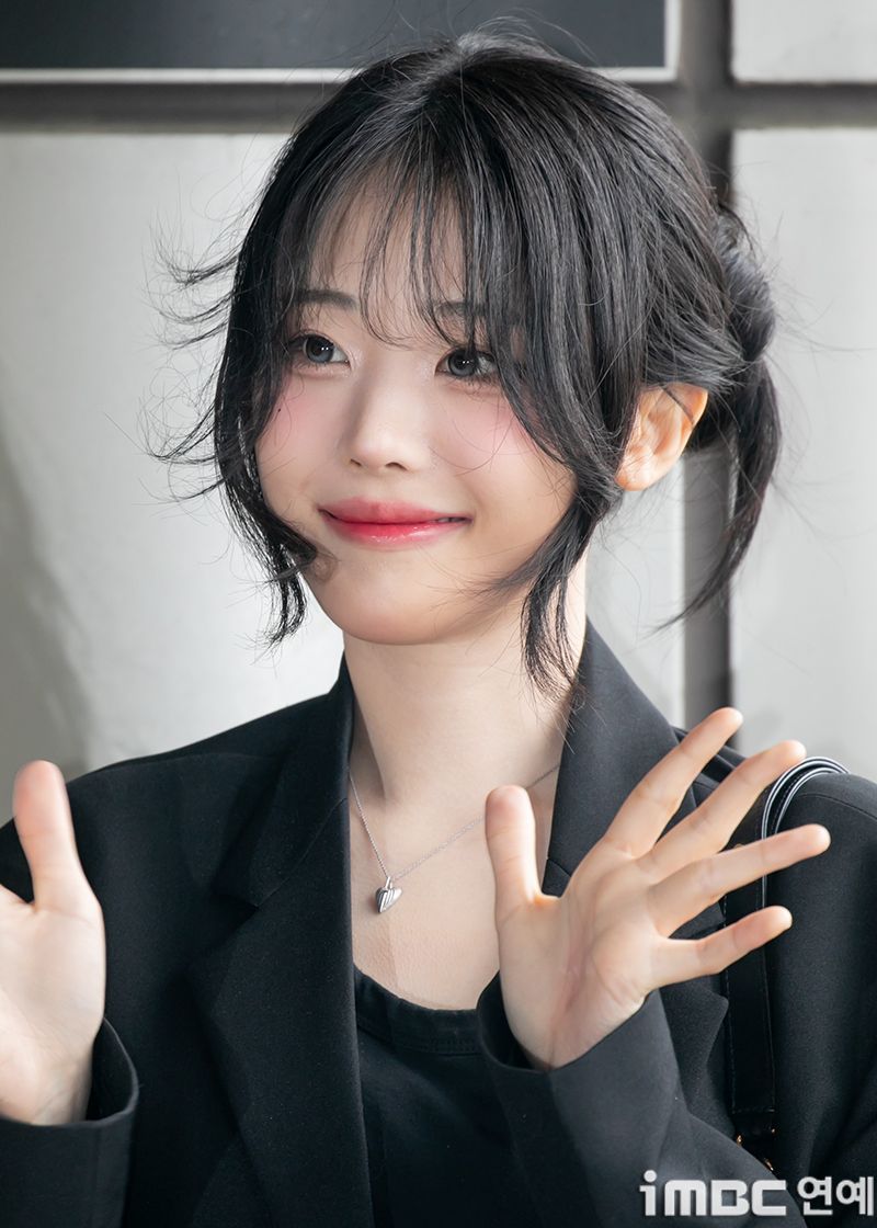 일본으로 출국하는 QWER 히나